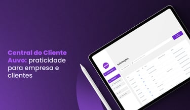 computador com a central do cliente aberta à direita e título à esquerda 