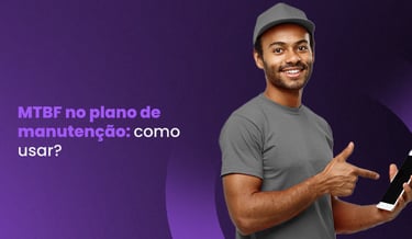 à esquerda, título: MTBF no plano de manutenção: como usar? [CALCULADORA GRÁTIS], à direita: técnico sorrindo avaliando dados de manutenção no celular