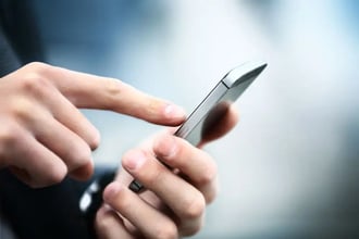 segurando celular