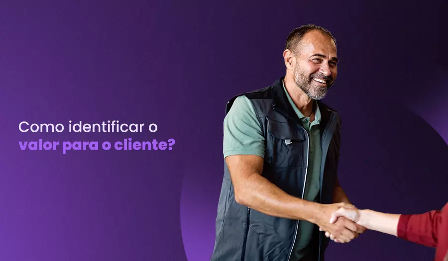 homem sorri satisfeito com o empresário que o atendeu